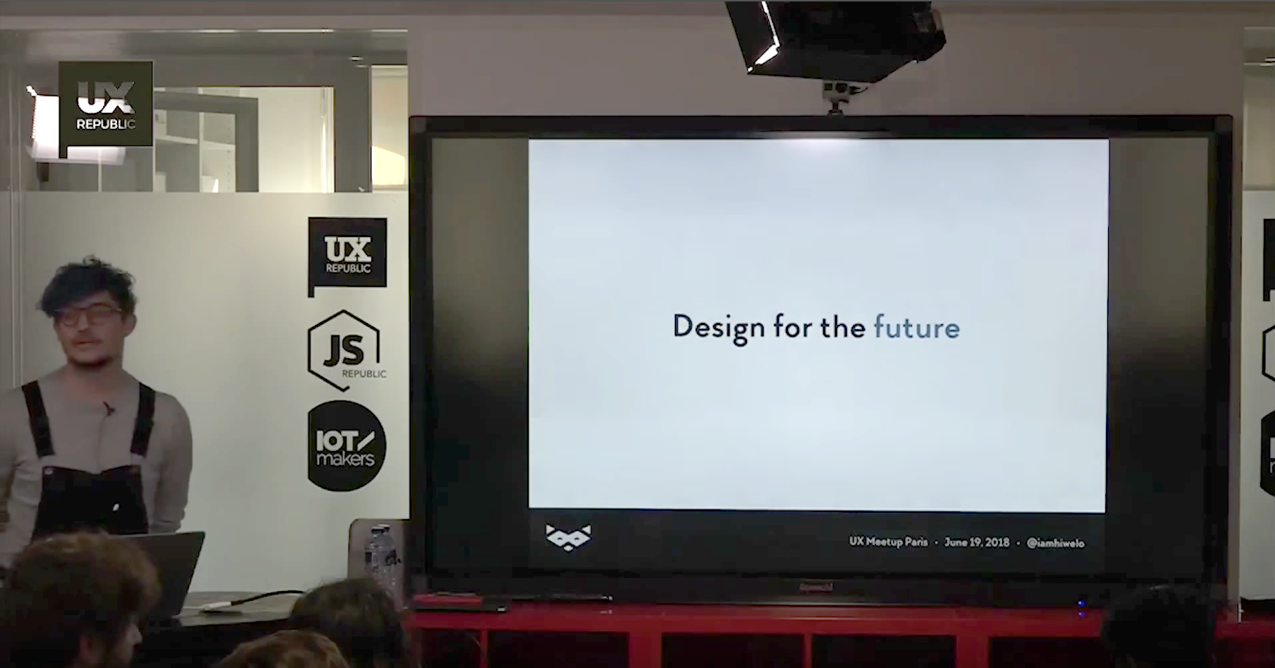 Damien Senger UX Designer wärend der UX an Accessibilitéit Meetup bei UX Republic, Rutsch Design fir d'Zukunft
