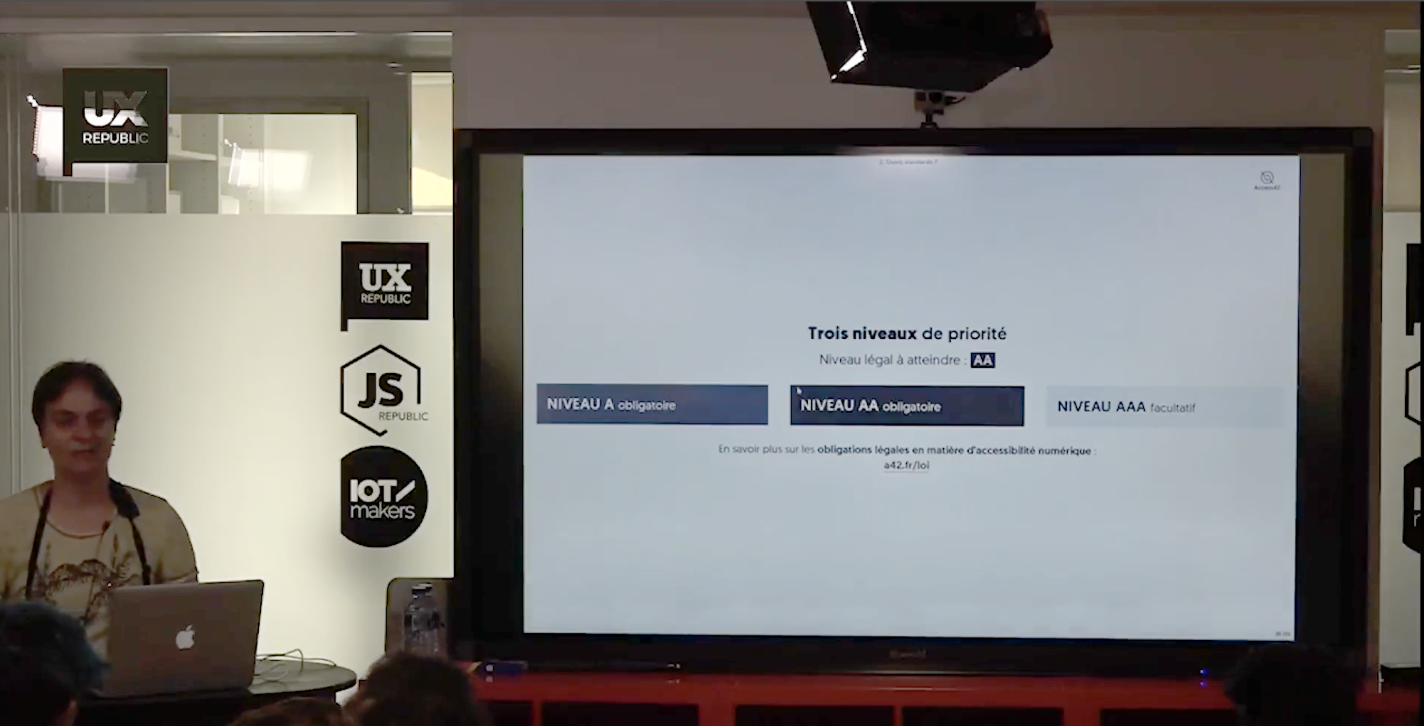 Sylvie Duchateau présente un slide avec les trois labels d'accessibilité pendant le meetup UX Republic