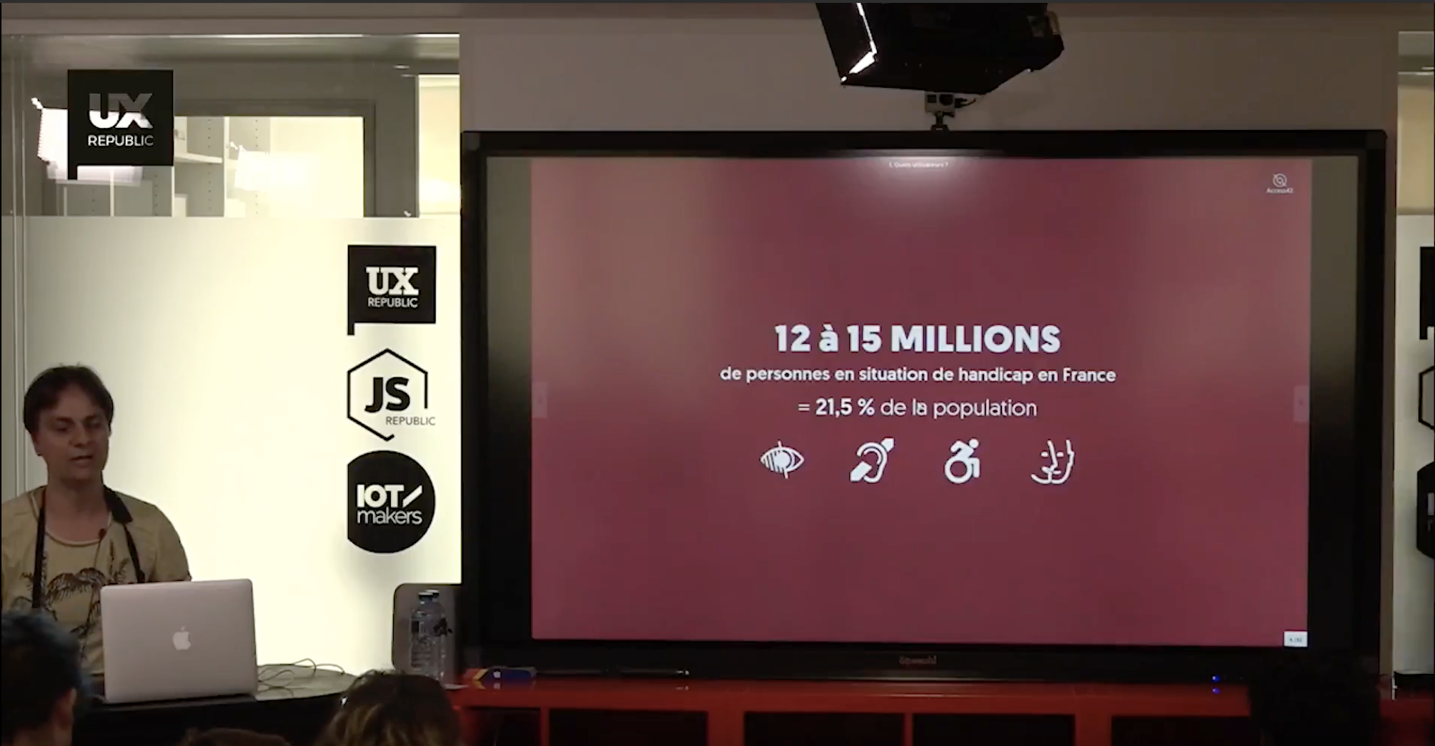 Sylvie Duchateau présente un slide : 12M de personnes handicapées en france pendant le meetup UX Republic