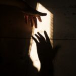 Hand in the shadows – Artikel zur Barrierefreiheit von UX Republic