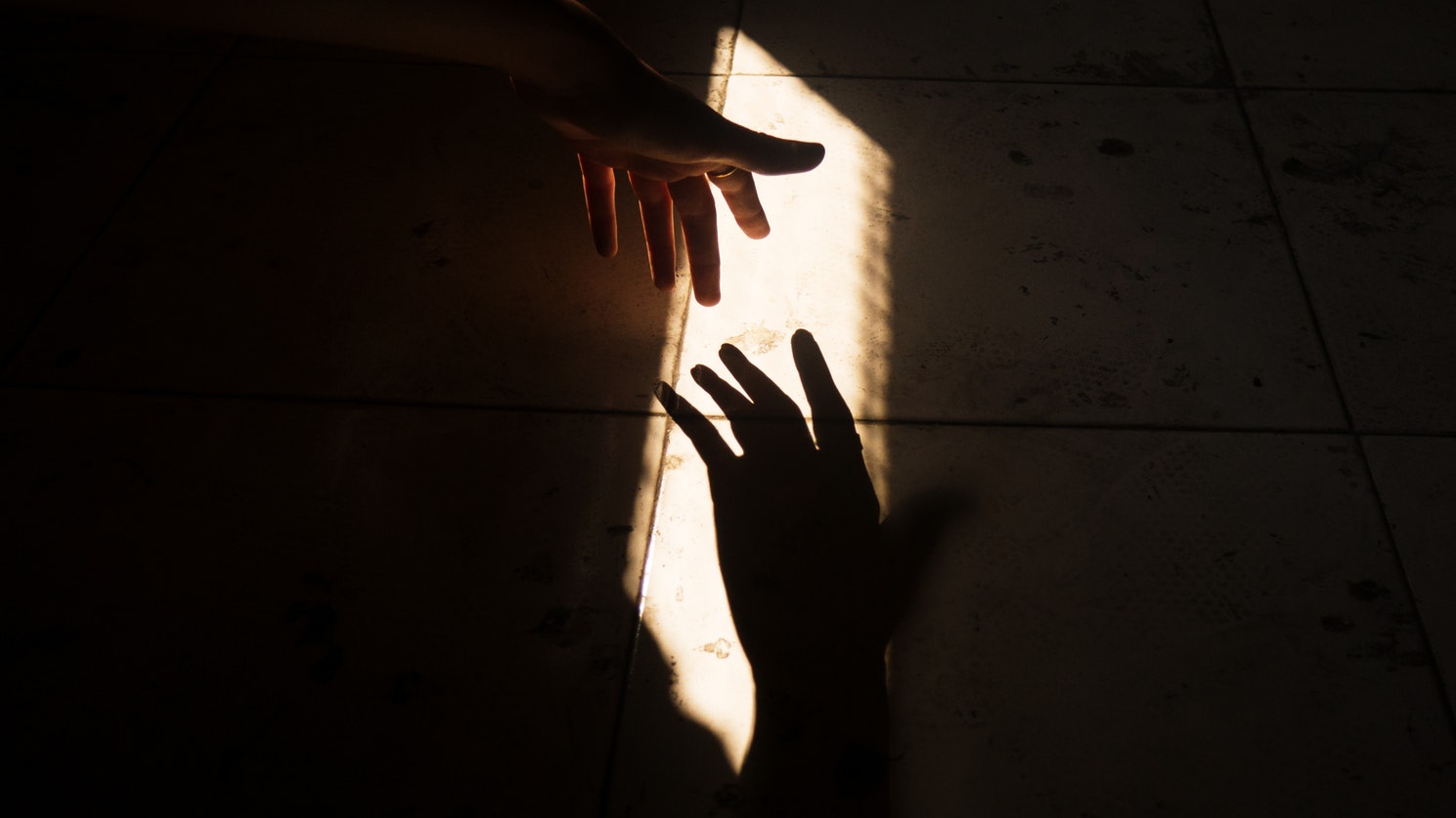 Mano nell'ombra - Articolo sull'accessibilità di UX Republic